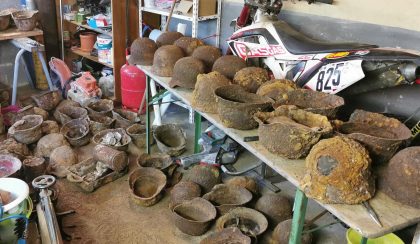 Detektorprofi findet 76 Stahlhelme in einem einzigen Loch