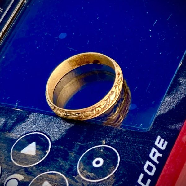 Goldring mit Minelab Manticore Metalldetektor entdeckt